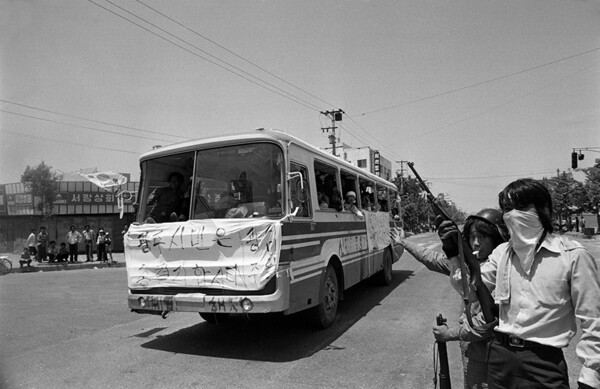 1980년 광주 5·18 민주화운동 당시 버스 앞에 서 있는 무장 시민군의 역사 기록